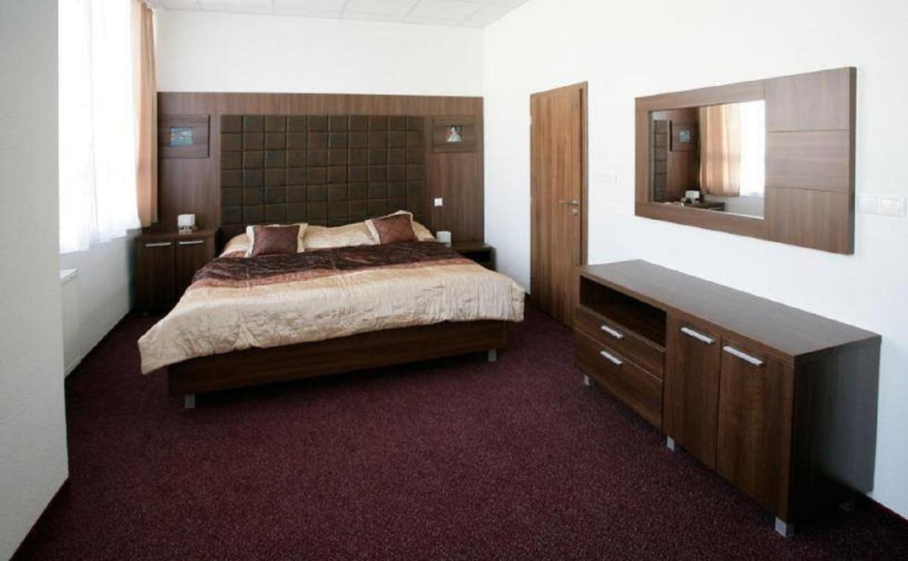 Hotel Branc, Garni Senica Exteriér fotografie